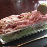 カフェ 中野屋 - 桜あんのモンブラン仕立てのパフェ
                                抹茶アイスと桜葉のメレンゲ入り
