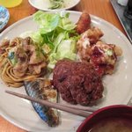 案山子 - サラダ　揚げ餃子　鶏の唐揚げスイートチリソース　ミンチカツ　焼き鯖　焼きソバ