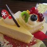 パティスリー シュクレ - （左から）ニューヨークチーズケーキ、フルーツショート