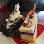 パティスリー シュクレ - （左から）クラシックショコラ、レアチーズケーキ