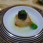 トゥ・ラ・ジョア - チョウザメの上にレッドスターキャビア