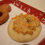 マンマ・ビスコッティーズ・ベーカリー - ローストチキン＆コーンフォカッチャ（￥270）