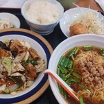 吉香楼 - 日替りランチ　¥950 回鍋肉と台湾ラーメンをチョイス