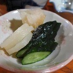 あんず - お通しはキュウリと大根の漬物