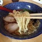 Niboshiya - 煮干しらーめん限定塩(700円)麺リフト