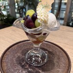 シャインマスカットと三次ピオーネ芳醇パフェ
