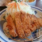 Tonkatsu Hamakatsu - ロースカツは網に乗っています。