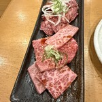 焼肉･肉料理華炎 - 手前カルビ  奥は上ハラミ