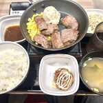 吉野家 - 極旨牛鉄板ステーキ定食とからあげ１個