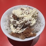 十九代目野中家 - 食べ放題ライスにブラックペッパー、極ニンニク、マヨネーズを。これが抜群に美味いので食べ過ぎ注意！