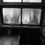 伊勢屋 - 明るい窓際の席