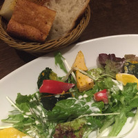 スペイン料理 La Cazuela 三ノ宮 ミント神戸店 - ランチサラダ&パン