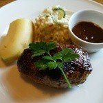 アルバトロス - ハンバーグ、デミグラスソース。この葉っぱは、さっきマスターが窓の外で収穫してたやつでは！？