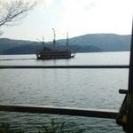 テラス席からは芦ノ湖の絶景を眺める事ができて、遊覧船や海賊船が目の前を通ります。