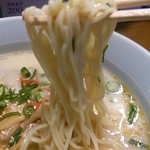 博多とんこつラーメン - 麺リフト♪