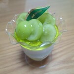 シャトレーゼ - 料理写真:山梨県産シャインパフェ 518円(税込)