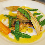 サンク・オ・ピエ - Menu B(4000円・外税)の主菜 イサキと帆立のポワレ アンチョビレモン風味(本日の魚料理)