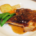 サンク・オ・ピエ - Menu B(4000円・外税)の主菜 千葉市若葉区産”ときめき鶏”のポワレ フランボワーズヴィネガー風味(本日のシェフスペシャルメインディッシュ)