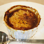 サンク・オ・ピエ - Menu B(4000円・外税)のスープ 自家菜園有機オニオングラタンスープ(コースに+300円・外税)