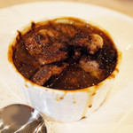 サンク・オ・ピエ - Menu B(4000円・外税)のスープ 自家菜園有機オニオングラタンスープのフォアグラのせ(コースに+857円・外税)