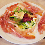 サンク・オ・ピエ - Menu B(4000円・外税)の前菜2皿目 イタリアの至宝！サンダニエーレ産生ハム 自家菜園のサラダ添え(コースに+500円・外税)