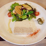 サンク・オ・ピエ - Menu B(4000円・外税)の前菜1皿目 白身魚ときのこのテリーヌ(本日のテリーヌ)