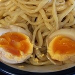 つけめん 玉 - 201505  玉  ★味玉つけめん（900円）大盛（100円）★味玉を麺上で割ってみました(^-^)/