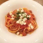 カピートロ - サルシッチャと玉ネギのトマトソースリングイネ