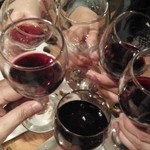 ワインで乾杯だけど、もう呑んじゃってる人もいるよぉ～～