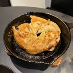 地酒庵 さとう - スキレット餃子(480円)