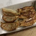 餃子の王将 - 料理写真:焼餃子(箱代込)税込366円