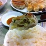 餃子のまるかわ - 断面 キャベツの甘味+ほんのり甘味を感じる皮