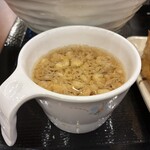 丸亀製麺 - 無料で貰える温出汁　※天かすを浮かべると、最強になります