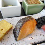 日本料理 旬彩 - 卵焼き、焼鮭、明太子、佃煮