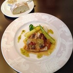 BISTRO NAOMI - 料理写真:鮮魚のソテーとパン