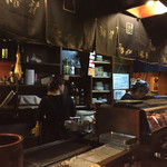 Torifuku - 店内の雰囲気いいよね。
      
      メニューに店主から
      店はボロい、狭いです、煙たいです
      申し訳ございませんと書いてます。
      
      味は最高だから、気にしない！！