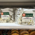 ニューデイズ - 料理写真:大きなおにぎり しそわかめたくあん(もち麦入り)