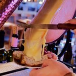 TAVERNA UOKIN - とろとろのラクレットチーズ