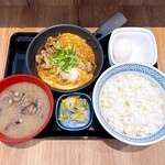 吉野家 - 料理写真:月見牛とじ御膳しじみ汁変更、ご飯大盛り無料（写真撮りやすい位置にご飯とか移動させてます）