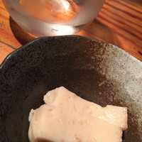 味とく家 - 突出し。クリームチーズの煮凝り？
