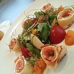 ナチュラルガーデン - アミューズ１：クレープのサーモン巻き、サラダ