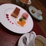 ナチュラルガーデン - デザート・ドリンク、デコポンとプリン、イチゴのソルベ、奥は小菓子