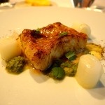 レフェルヴェソンス - ［１回目］おでかけ(7800円)・花たち〜アイナメをプリッと焼いて桜の花のブールブランと蕗の薹のピュレ、山独活、八朔の葉のオイル、白味噌のエミュルション、野生の胡椒、パンプルネル