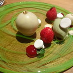 Point - イチゴのムースとピスタチオのアイスクリーム
