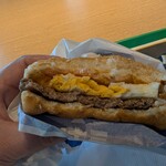 マクドナルド - かじった感じ。パティうっす(笑)卵は完全焼きで良きかな
