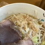 ラーメン イッケン - 味付け背脂！スープの中にはトロトロの背脂も入ってニンニクパンチが効いてます！