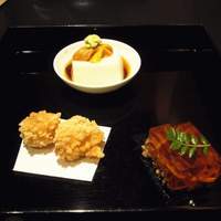 吉星 - 前菜（手前右側から時計回りに、煮こごり、白子の揚げ物、豆腐系の食べ物）