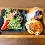 テテ - ベーグルランチ(明太子チーズとブルーベリークリームチーズ)