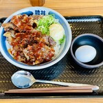 カルビ丼とスン豆腐専門店 韓丼 - 料理写真:オーダーから2分程で素早く提供。肉量満足でご飯の量も多め。ネギのシャキシャキ食感もイイ。