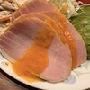 クイーンズ伊勢丹 - 料理写真:三田屋本店のロースハムにハム用ドレッシングをかけ、いざ実食・夕飯の食卓から